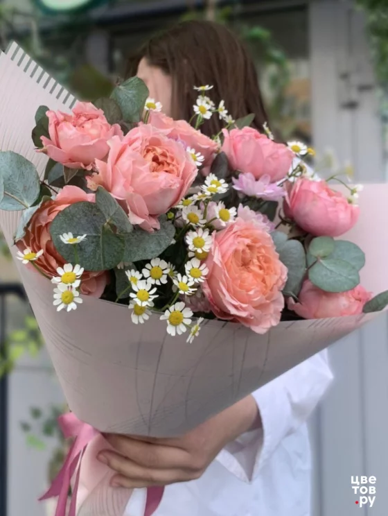 Букет из пионовидных кустовых роз с ромашками