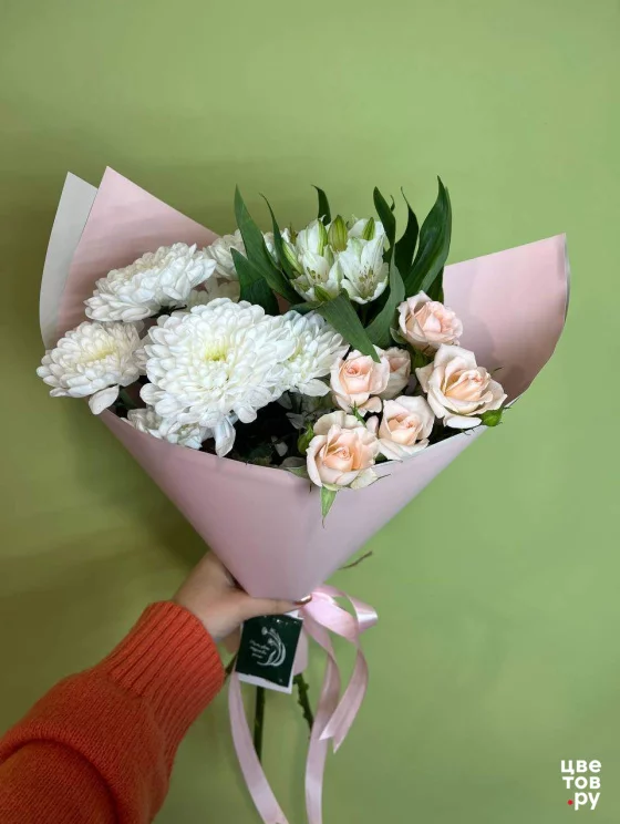 Букет-комплимент с кустовыми розами и хризантемой