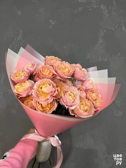 Букет из кустовых пионовидных роз