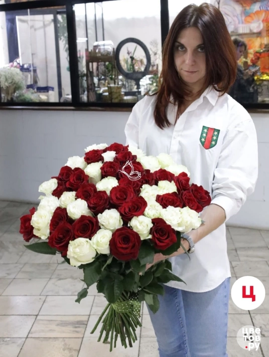 51 роза (белая и красная) Эквадор